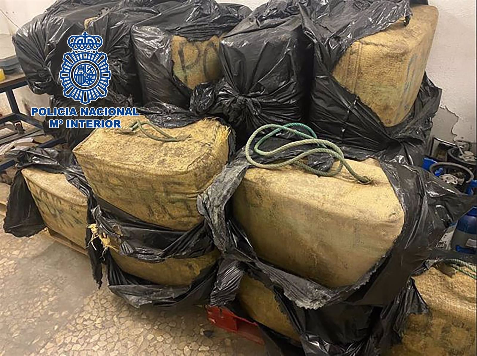 Los fardos aprehendidos por la Policía Nacional.
