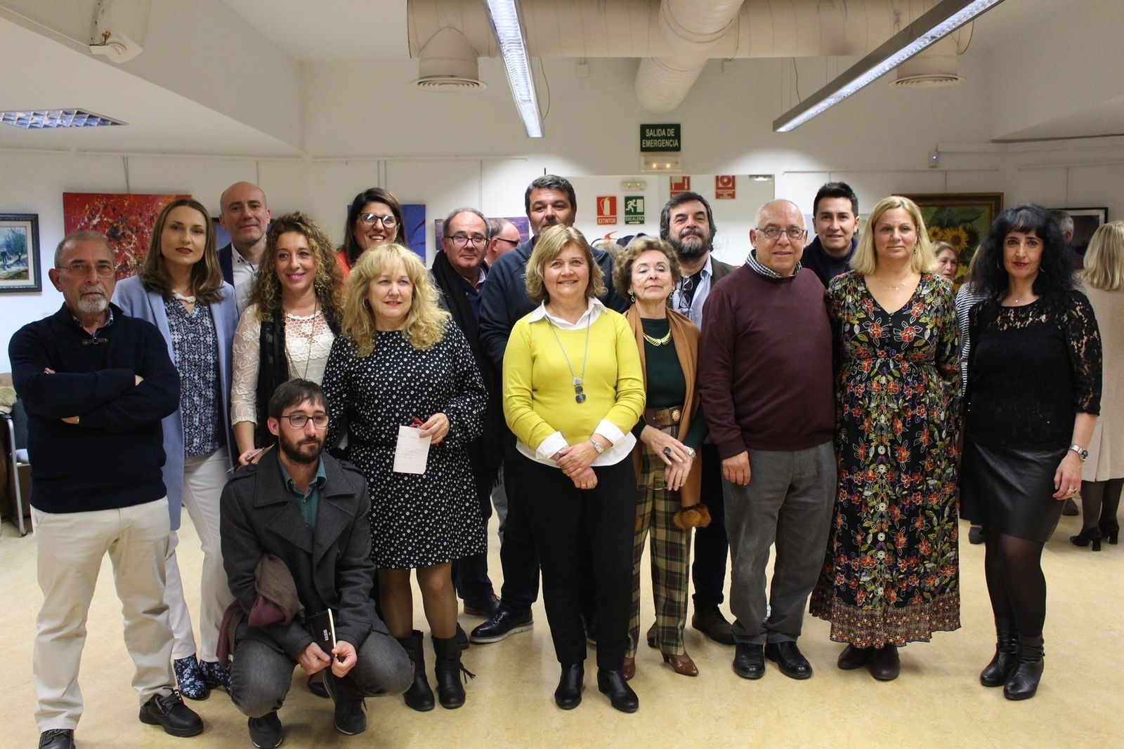 Foto de familia de todos los artistas que participan en la exposición.