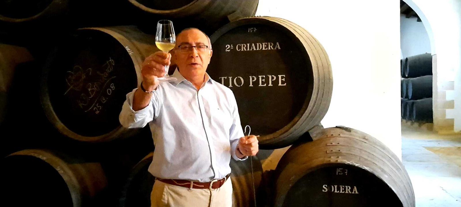 Antonio Flores brinda con una copa de Tío Pepe en Rama, cuya nueva saca acaba de presentarse.