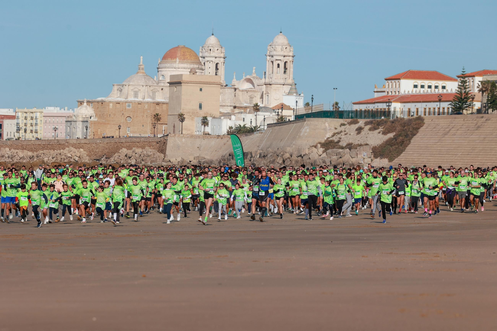 Búscate en las fotos de la XI Carrera en Marcha Contra el Cáncer de Cádiz