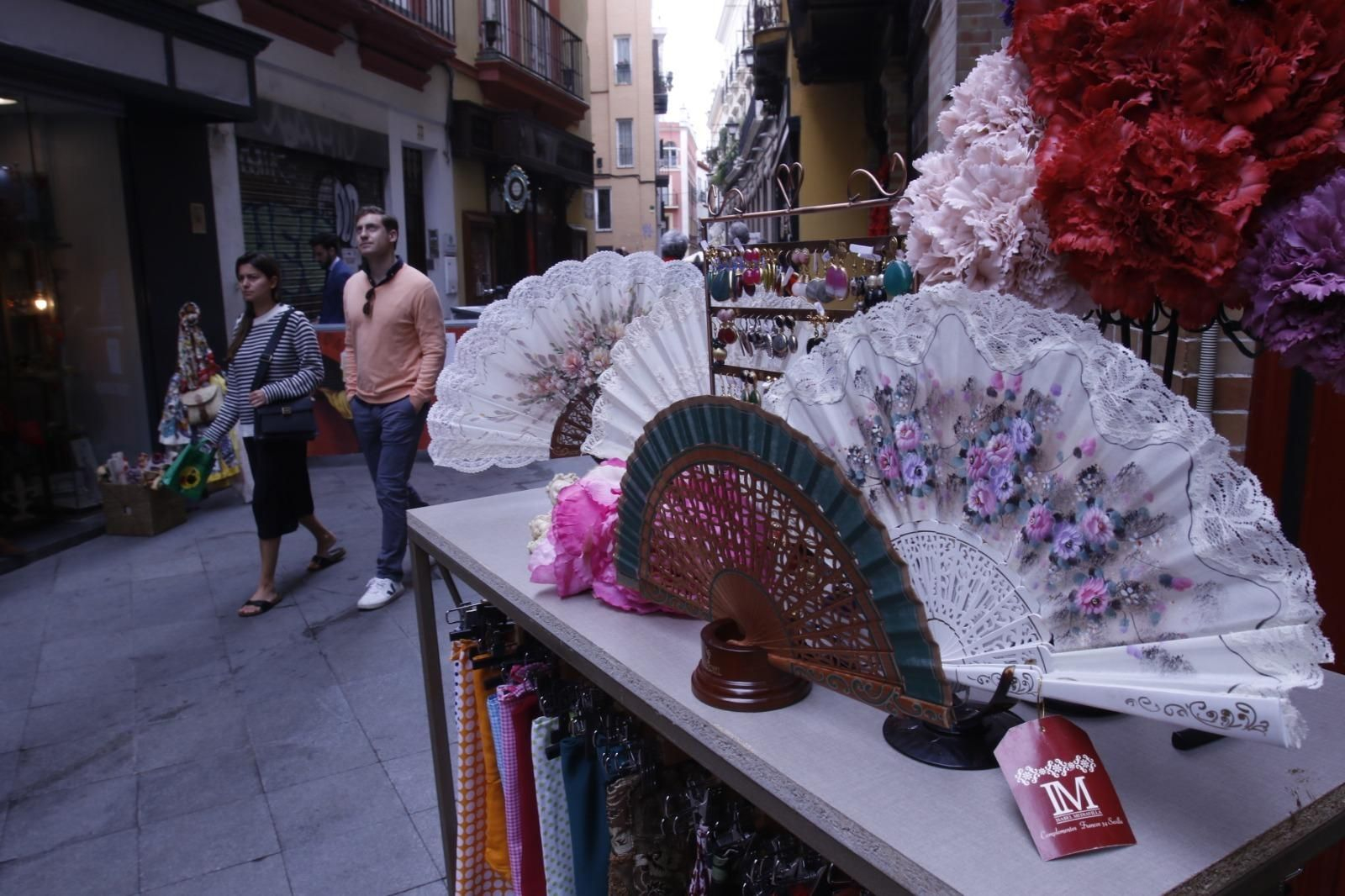 Expositores en plena calle en la III Jornada de Venta al Aire Libre en el centro de Sevilla.