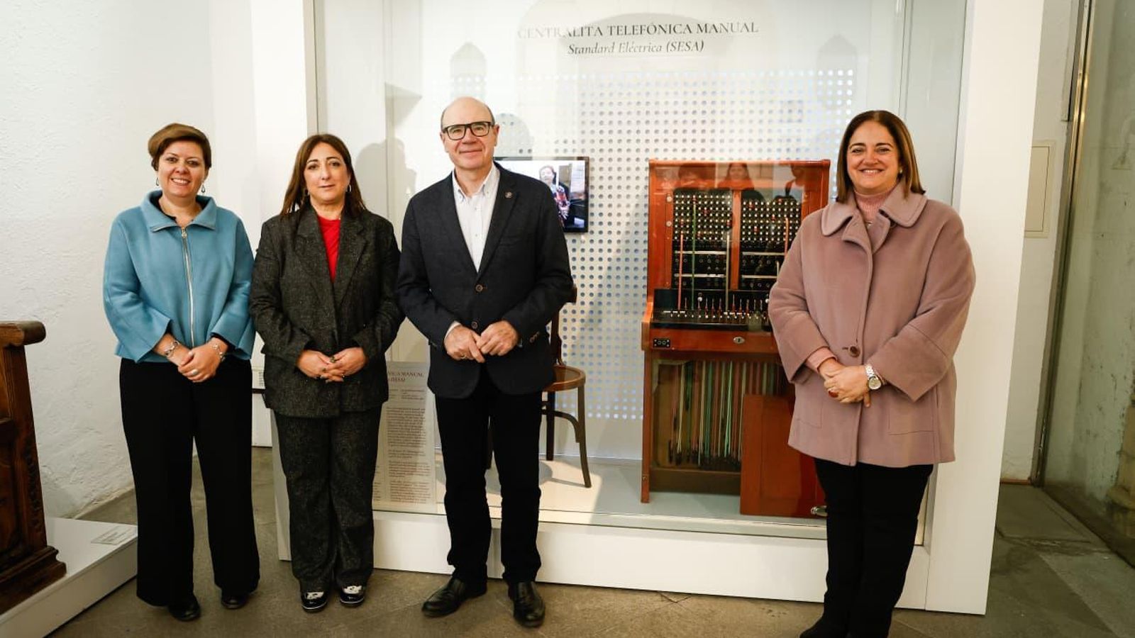 De izquierda a derecha, Elena Sánchez, Marga Sanchez Romero, Pedro Mercado y María Luisa Bellido, junto a la centralita.