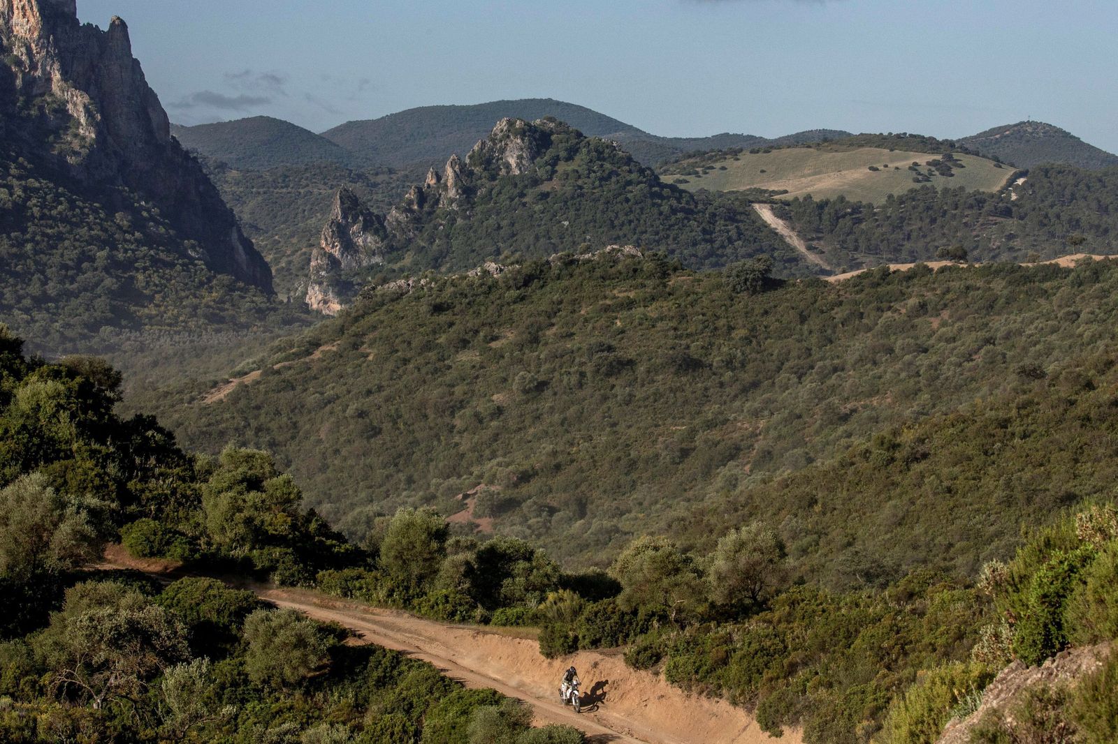 Los grandes del Dakar enseñan el paisaje rural de Andalucía