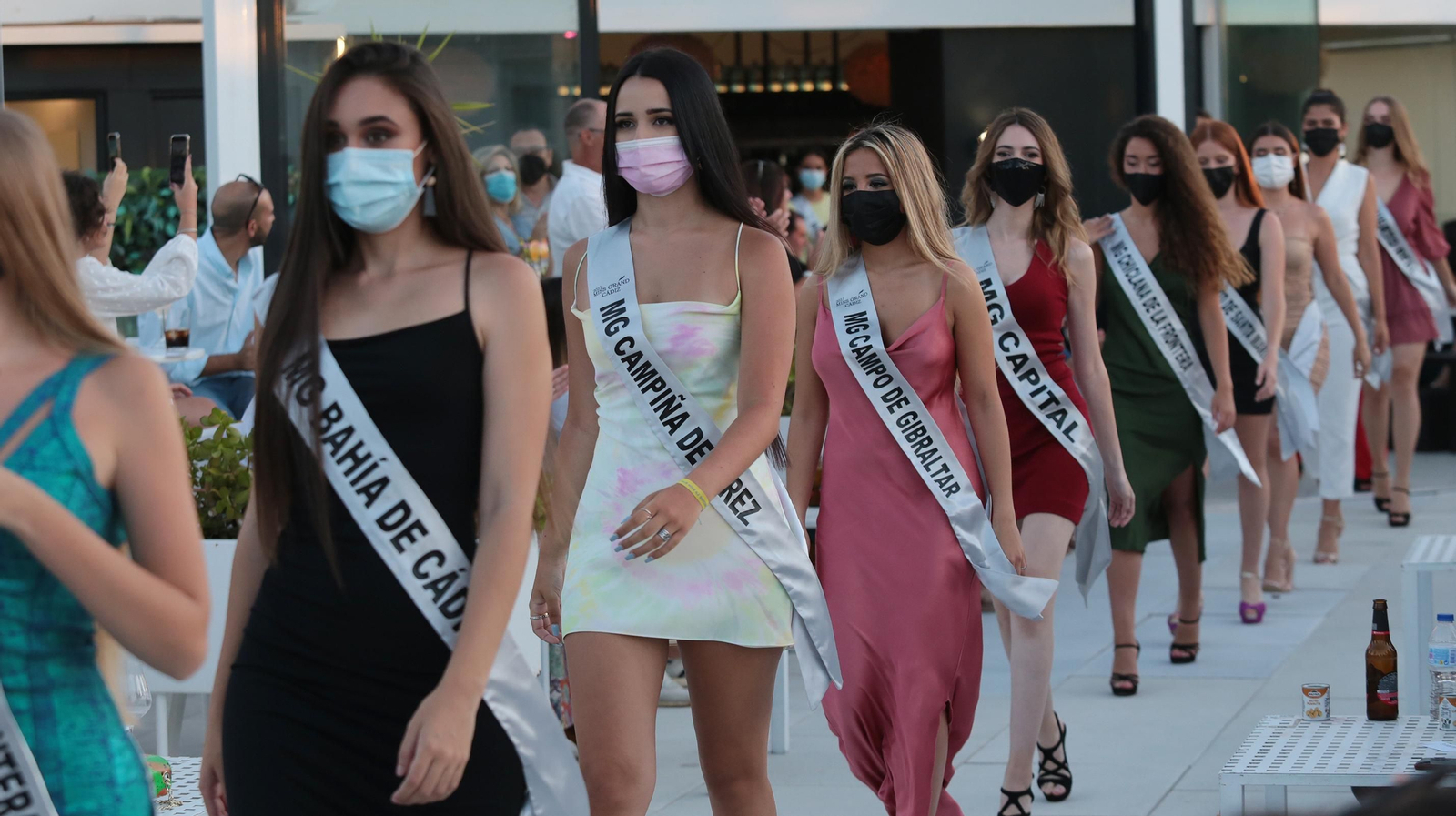 Las aspirantes a Miss Grand Cádiz 2021 desfilan ante de la foto grupal Las aspirantes a Miss Grand Cádiz 2021 reciben sus bandas en el Hontoria