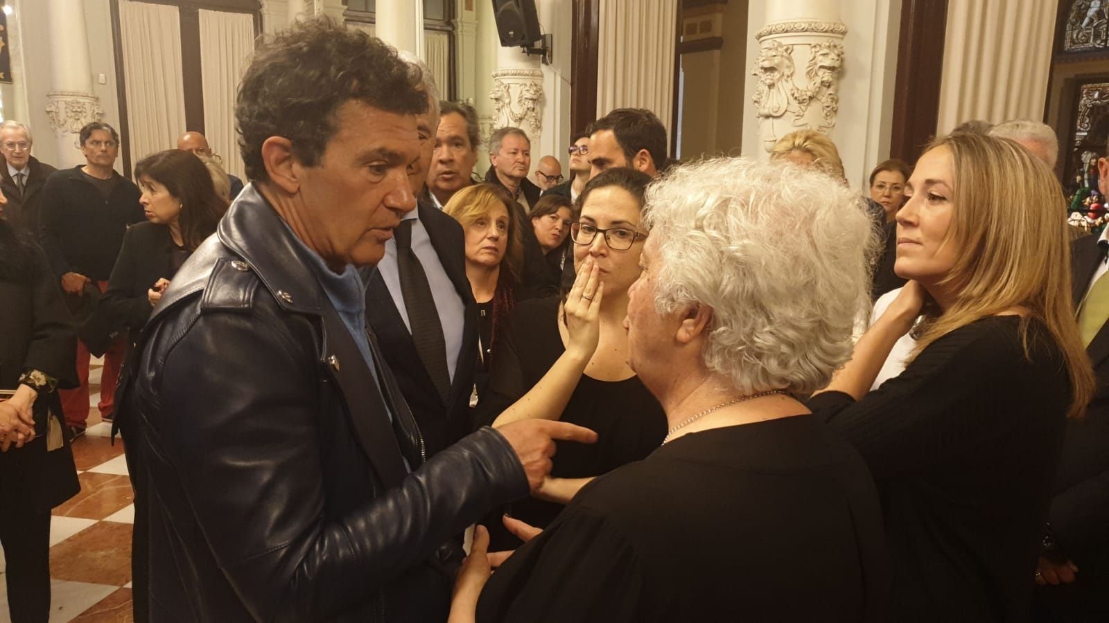 Antonio Banderas saluda a la familia de Manuel Alcántara, en la capilla ardiente.