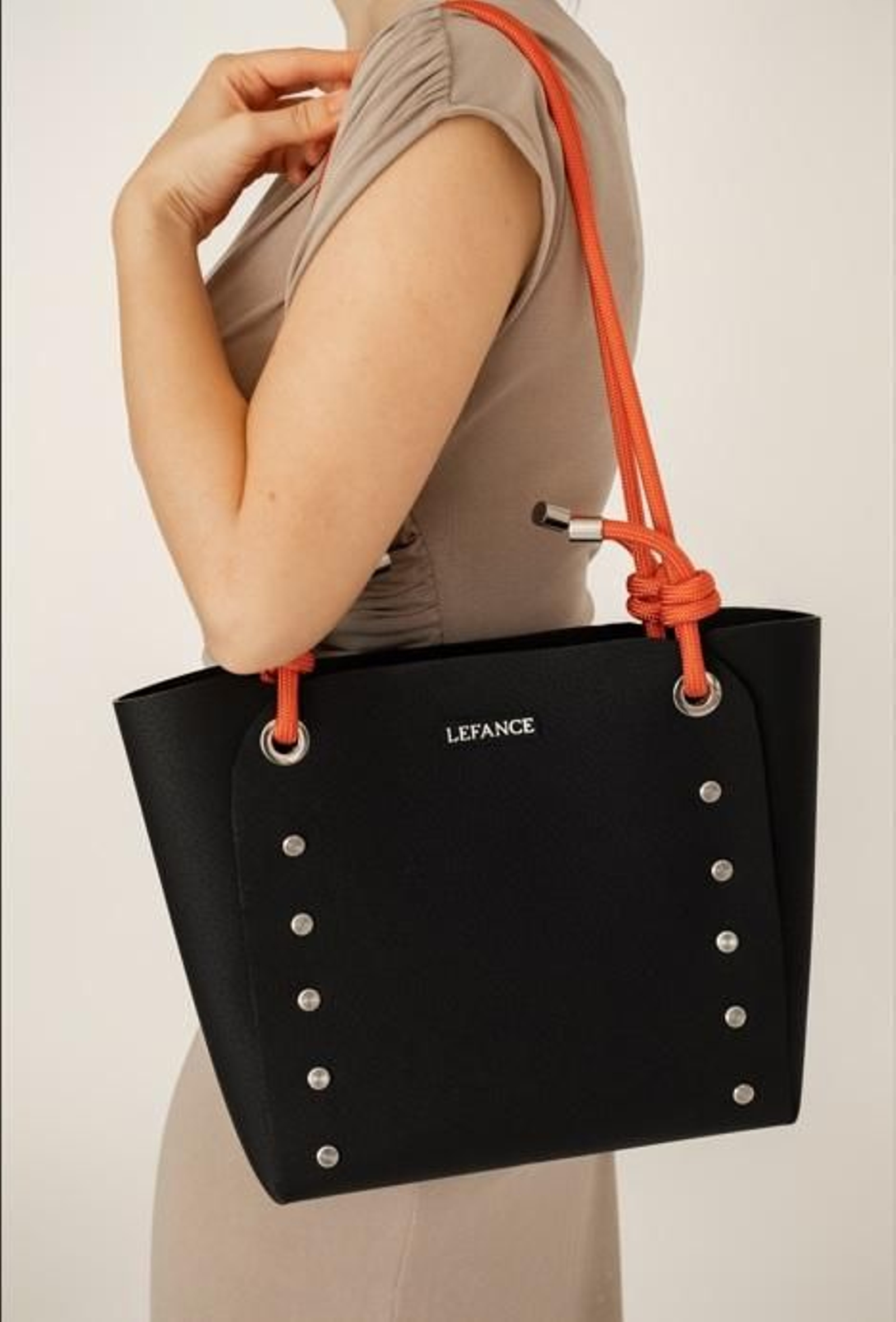 Uno de los bolsos hechos con piel de manzana de la firma Lefance.