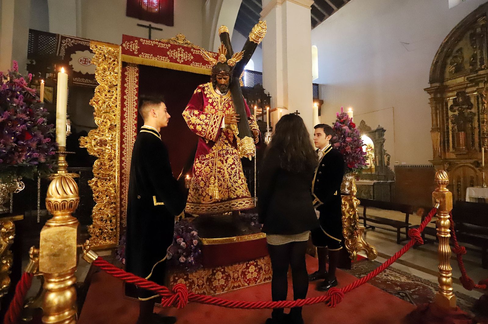 Imágenes de la bendición la la nueva túnica del Señor de Pasión y posterior besamanos