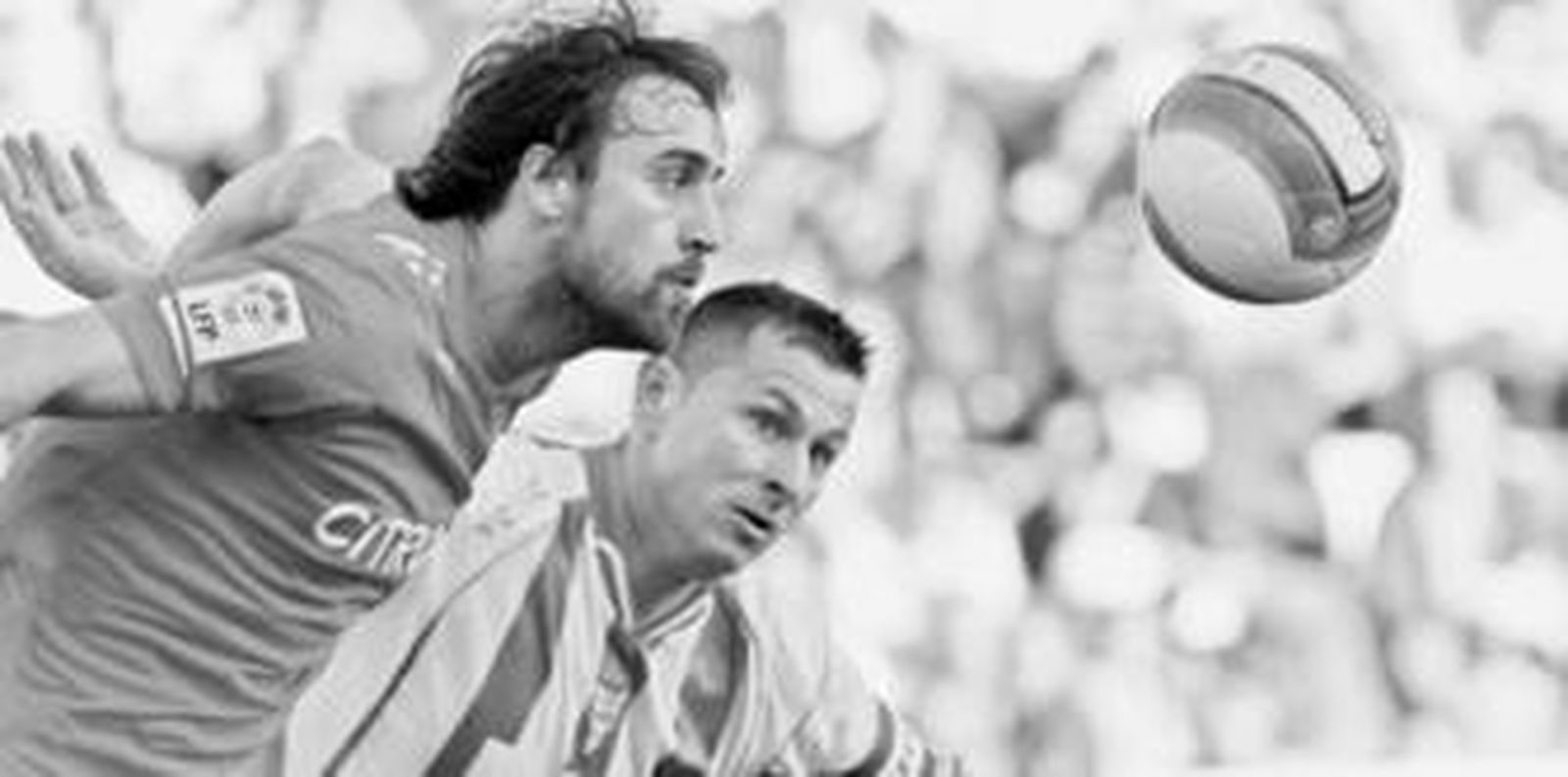 El argentino Matías Lequi se anticipa a Javi Moreno para despejar de cabeza en el área viguesa.