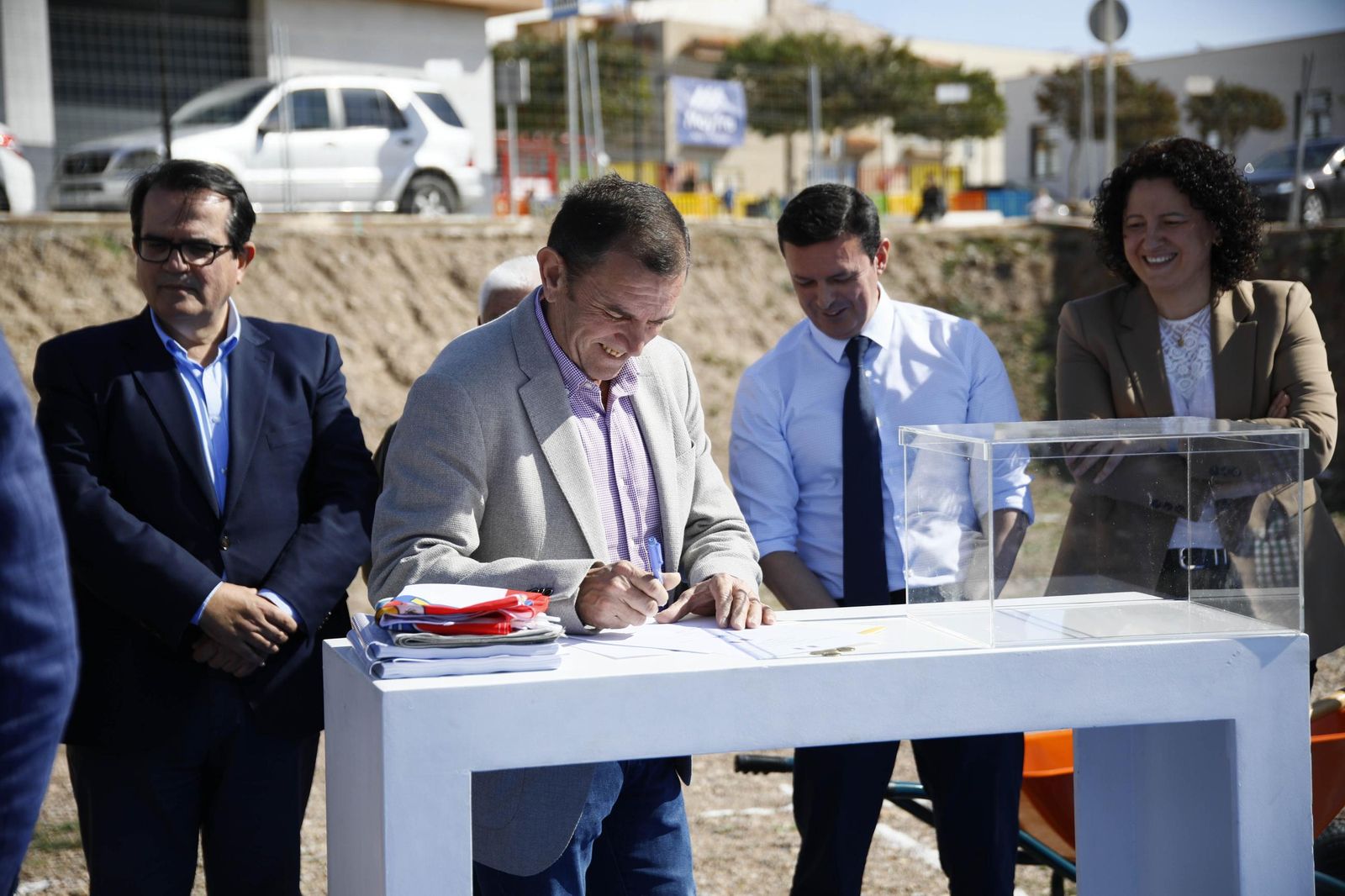 Las imágenes de la primera piedra del Centro de mayores en Balanegra
