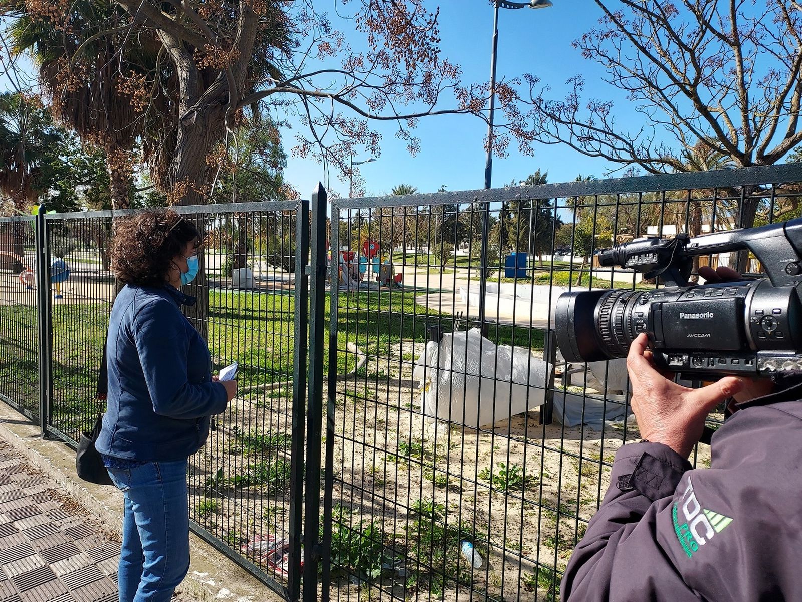 La portavoz de IU Sanlúcar, Carmen Álvarez, en la Ciudad de los Niños.