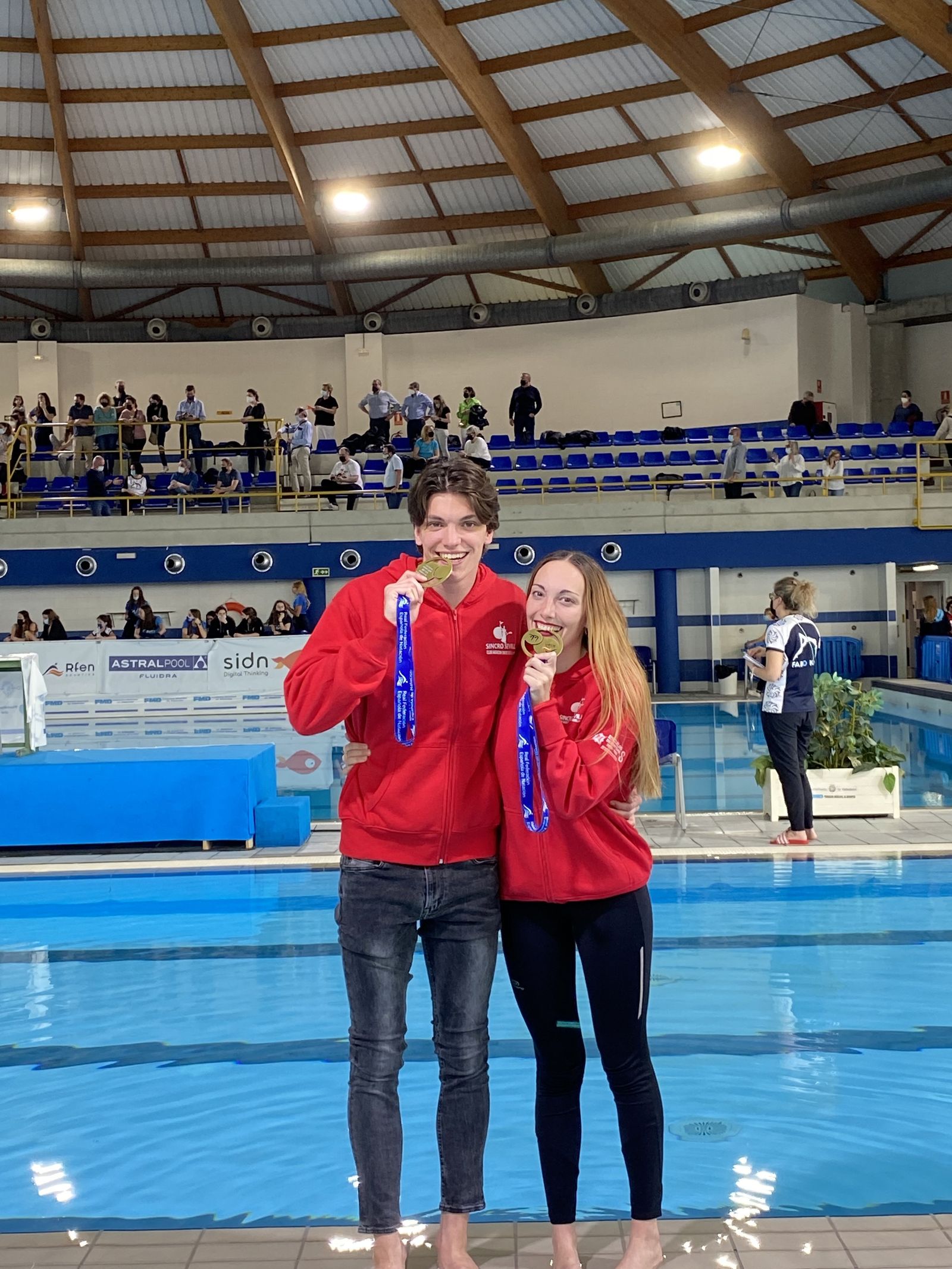 Pablo y Paula con su medalla de oro