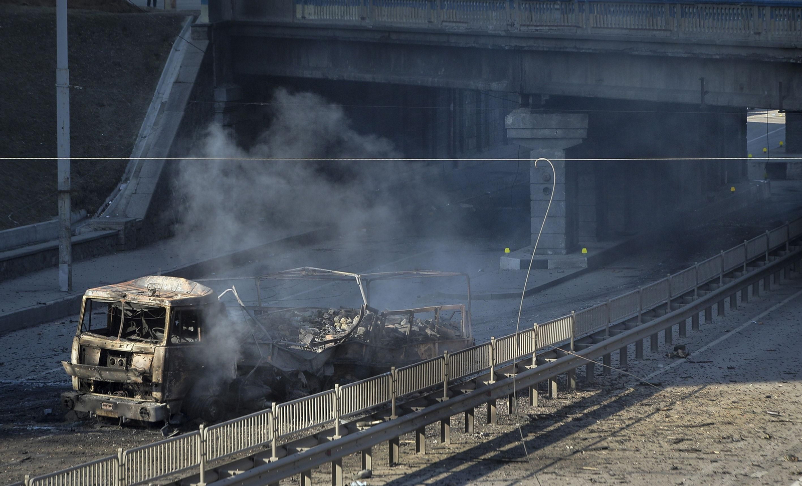 Un vehículo calcinado en Kiev.