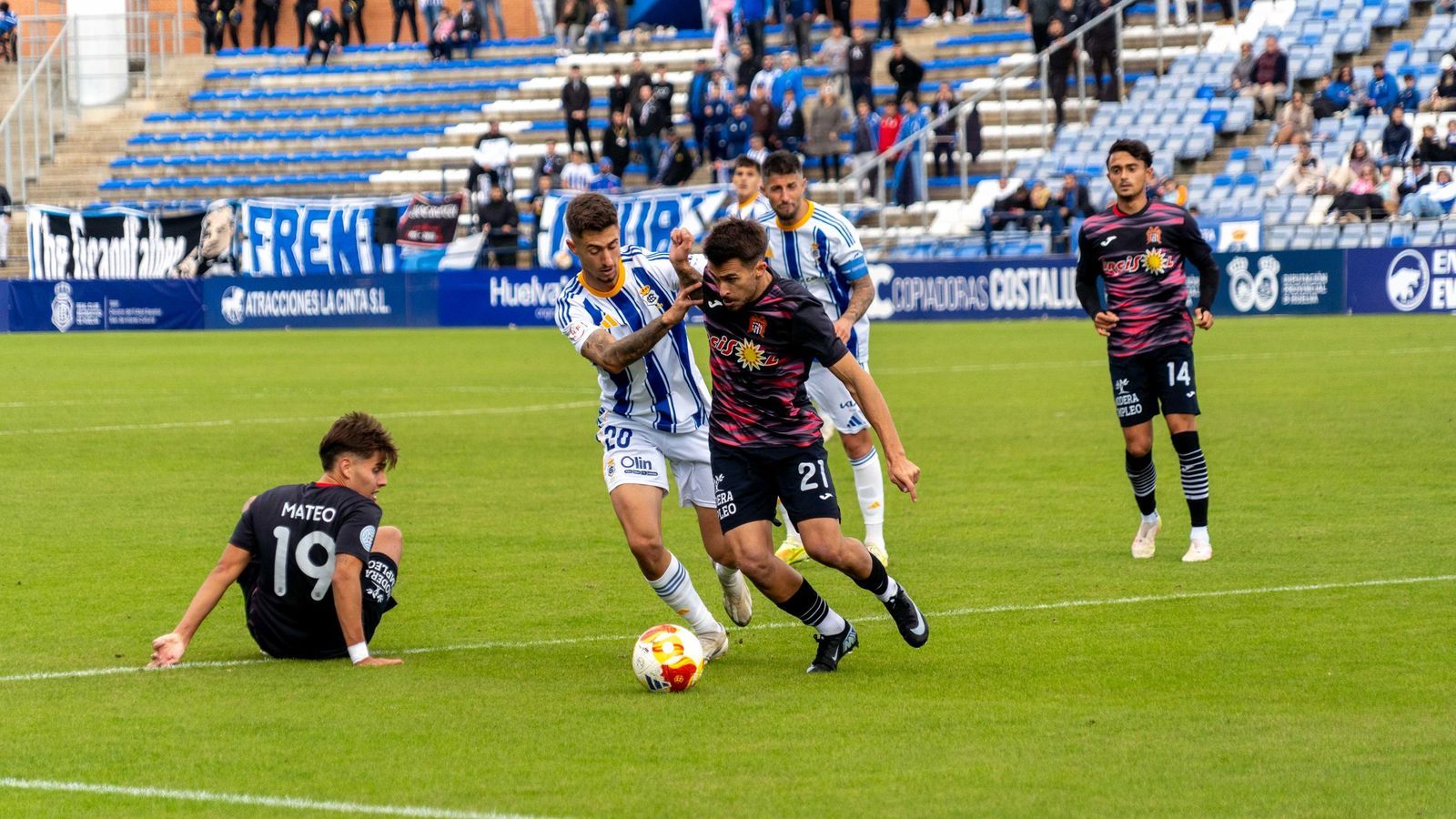 Pugna por un balón entre Da Costa y Ángel López.