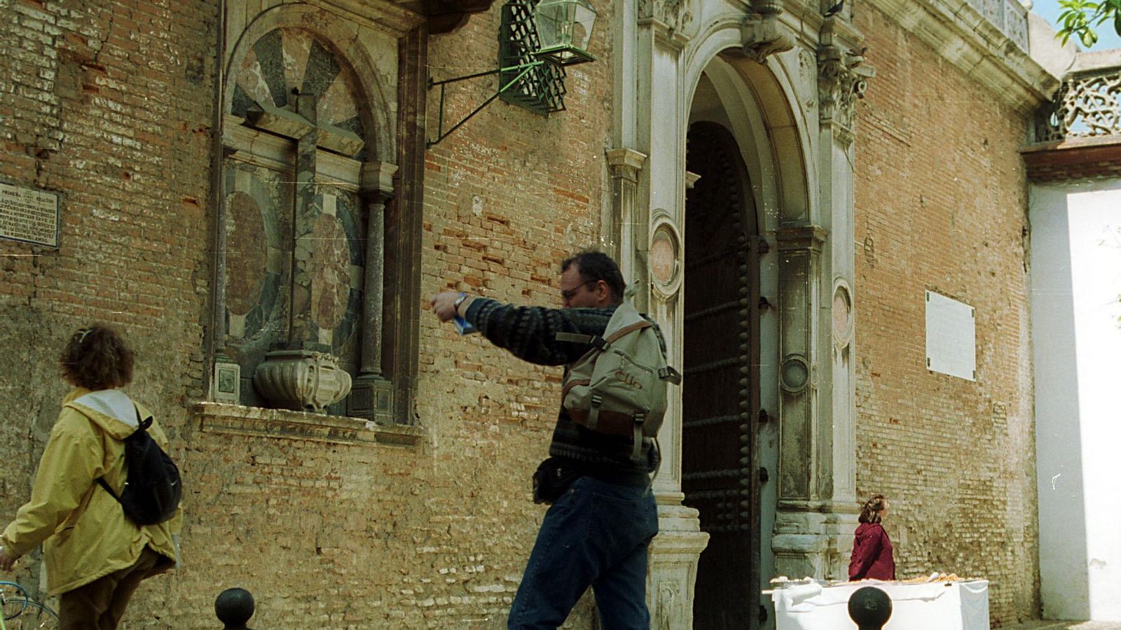 Cruz en la fachada de la Casa de Pilatos que relata la creación del vía crucis.
