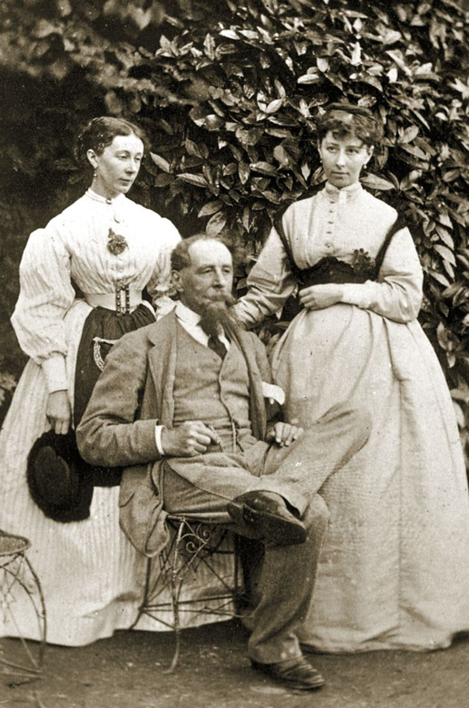 Charles Dickens con sus hijas Mamie y Katey en 1865