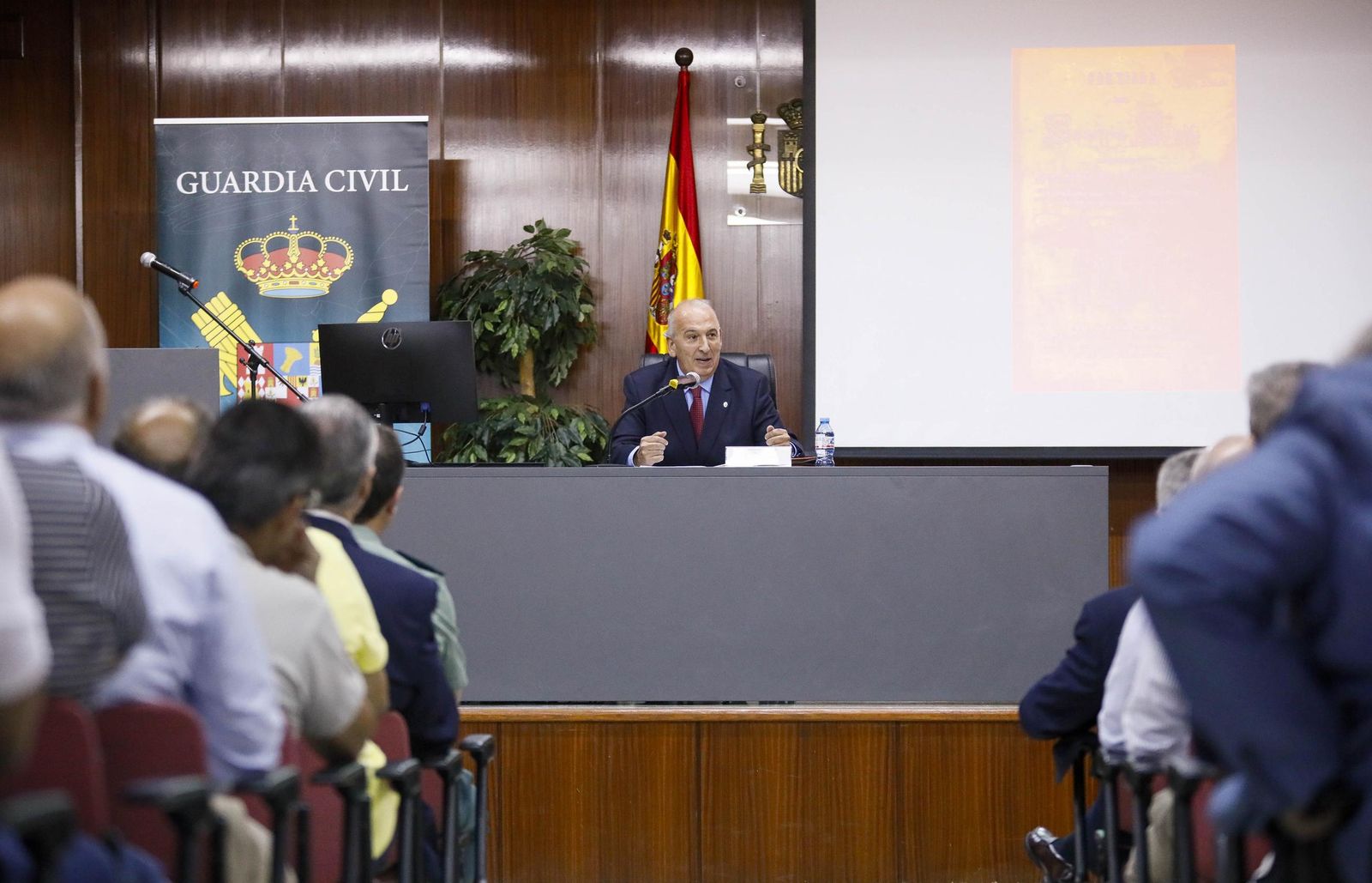 Las imágenes de la charla de Jesús Narciso Núñez Calvo sobre 'La creación de la Guardia Civil como nuevo modelo de seguridad pública' en Almería
