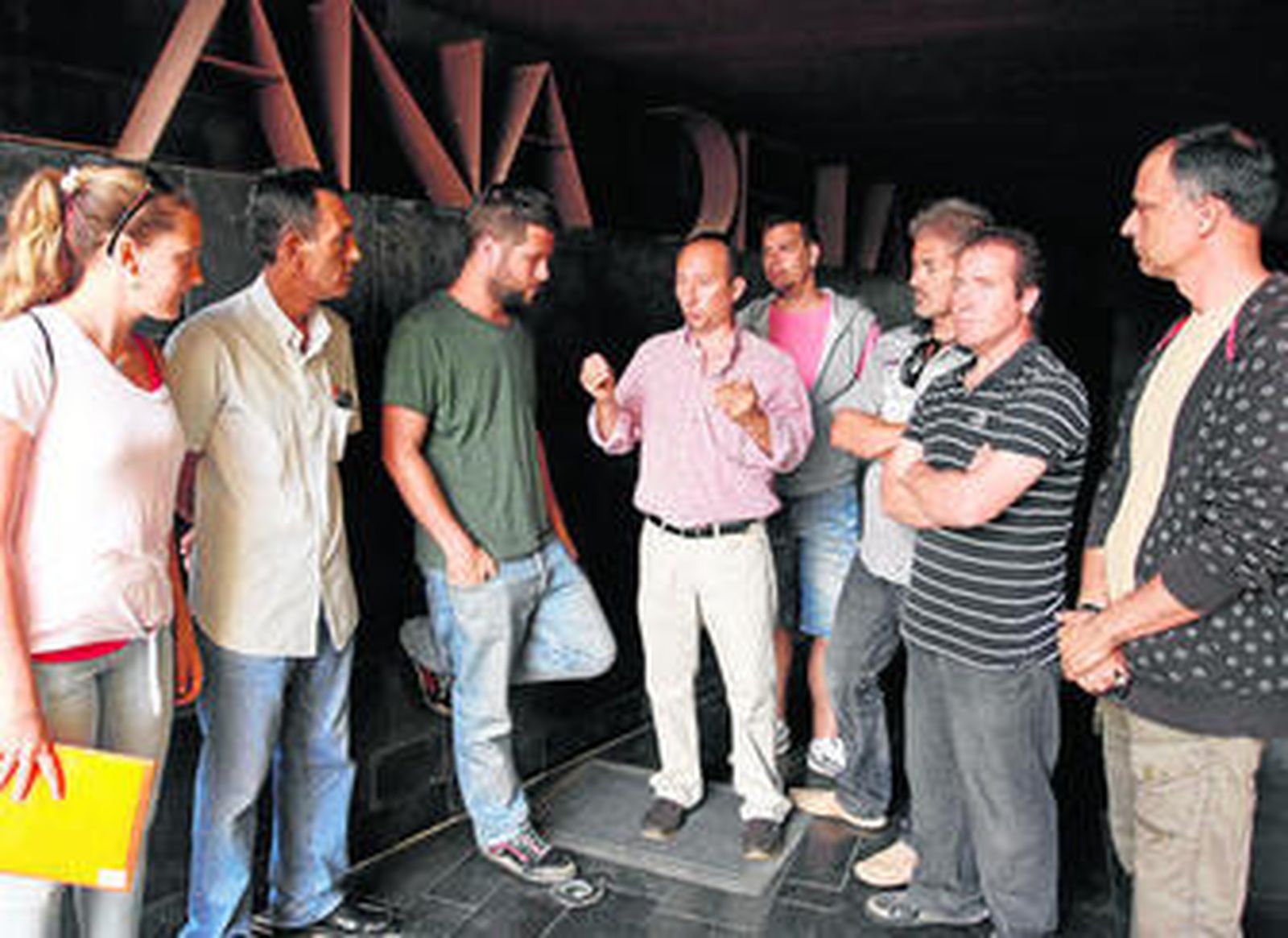 Un grupo del colectivo conversa con el concejal Roberto Palmero (IU), ayer en la puerta del Ayuntamiento.