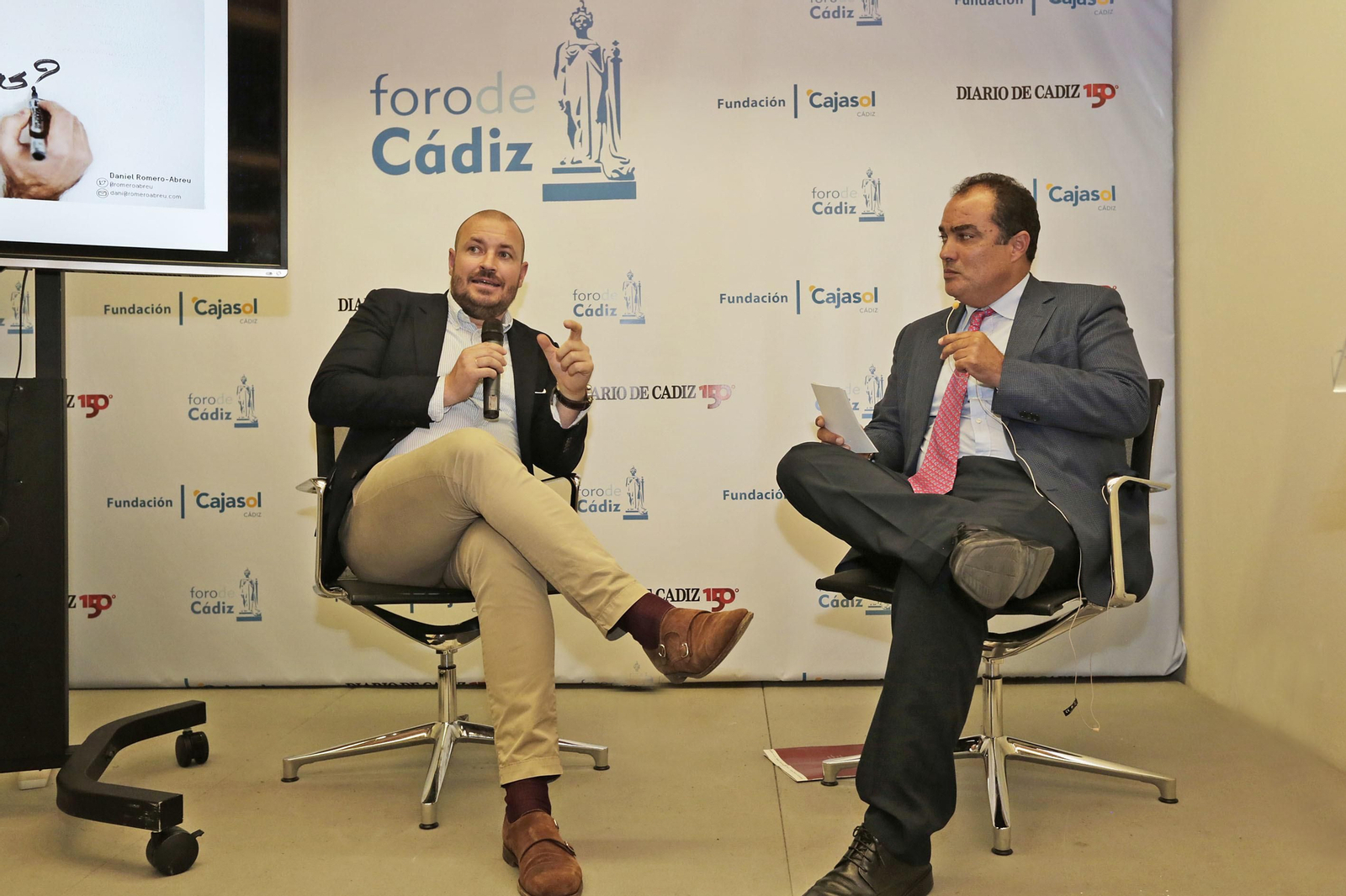 El conferenciante Romero-Abreu, junto a David Fernández, en el coloquio posterior a la charla.