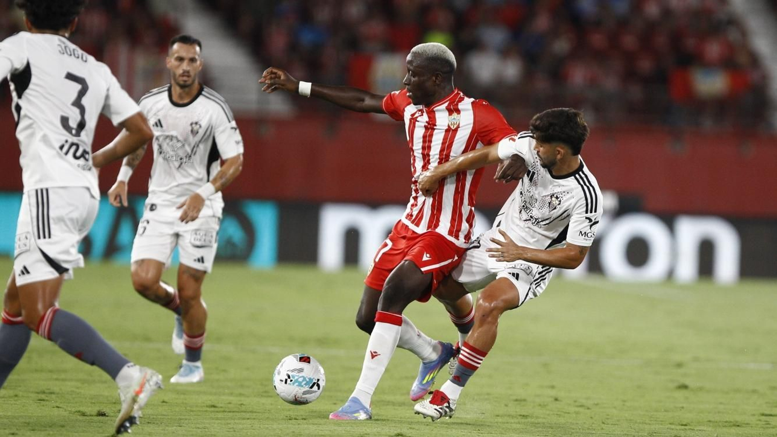 Dion Lopy cuerpea con un rival en el estreno liguero.