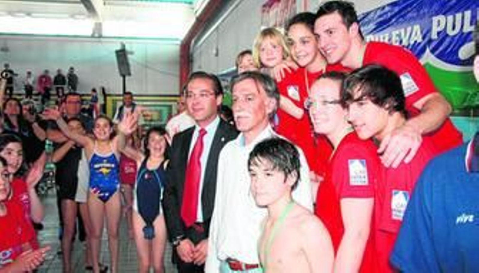 Integrantes del Club Natación Granada posan junto al concejal de Deportes del Ayuntamiento de Granada, Antonio Granados.