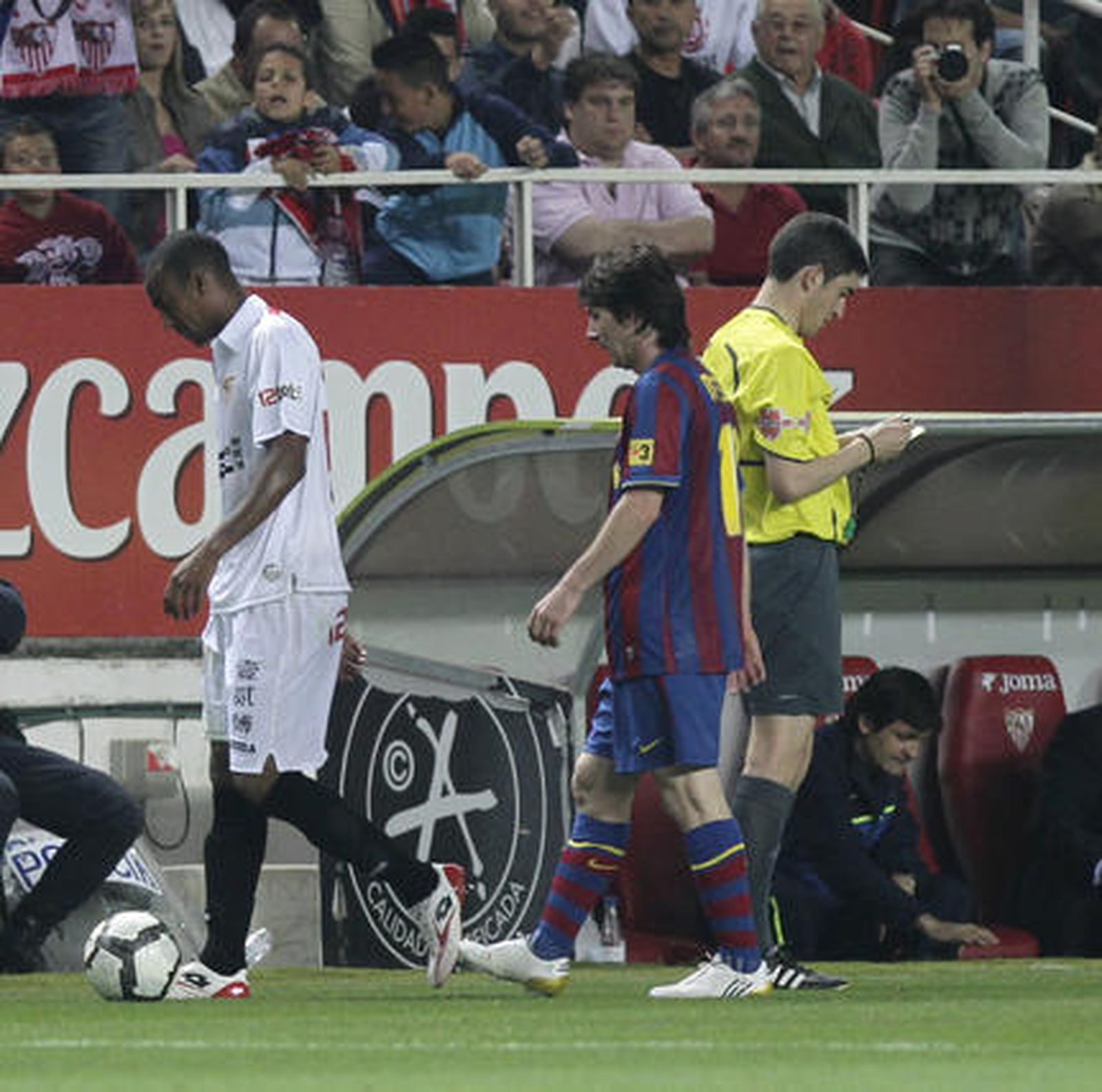 El Sevilla está más cerca de la Liga de Campeones pese a perder ante el Barcelona con diez jugadores por expulsión de Konko. / Antonio Pizarro