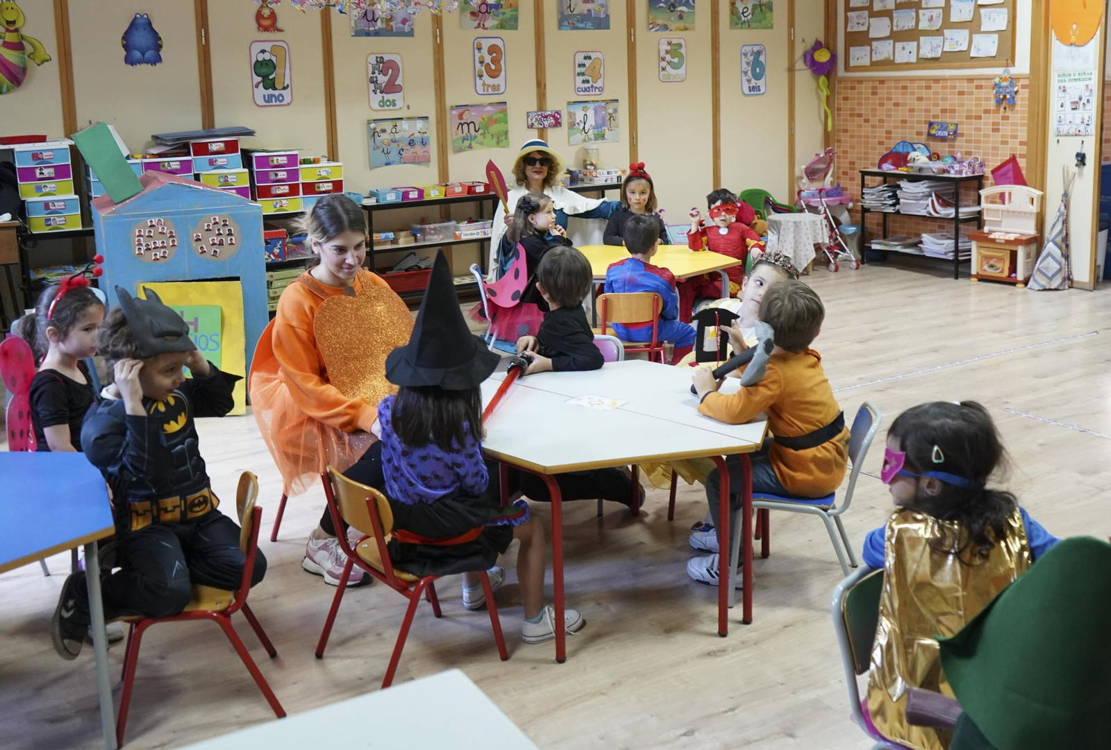 Los niños disfrazados aguardan el comienzo de la actividad.