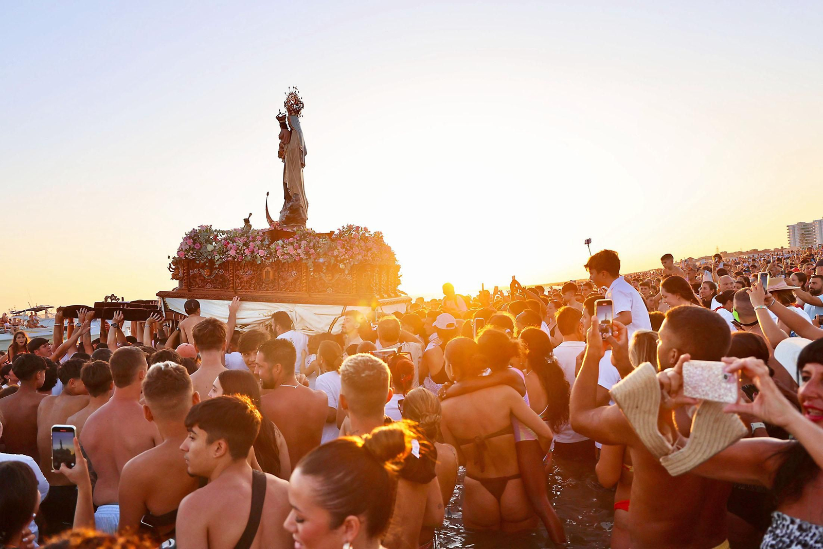 Imágenes de la Virgen del Carmen procesionando en Punta Umbría