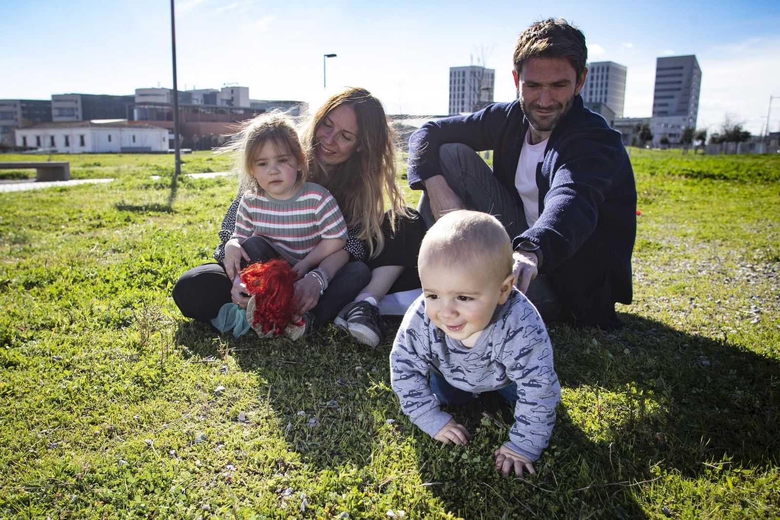 Gael junto a sus padres, Erika y John, y su hermana Elsa