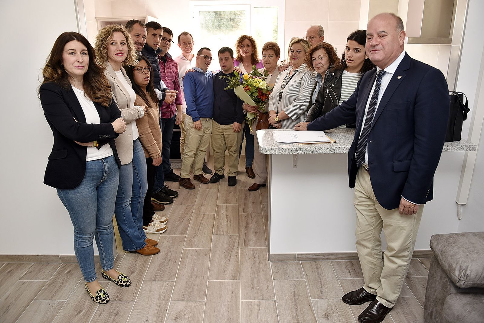 Visita de responsables municipales y de Casiac a la vivienda cedida.