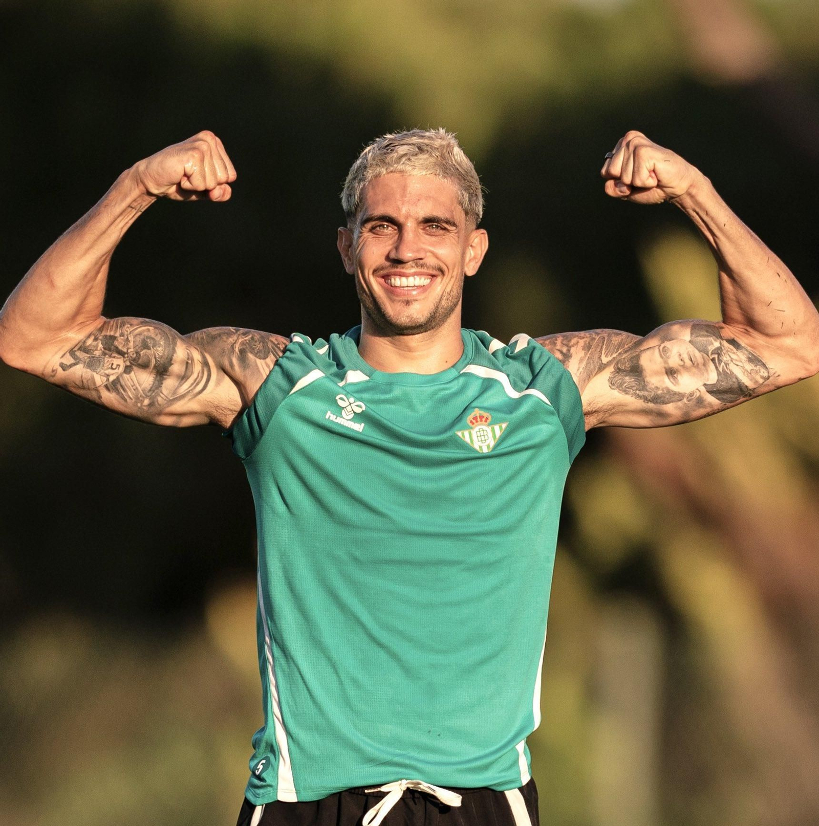 Bartra posa sonriente en uno de los entrenamientos del conjunto verdiblanco realizados durante la primera parte de la pretemporada en Almancil.