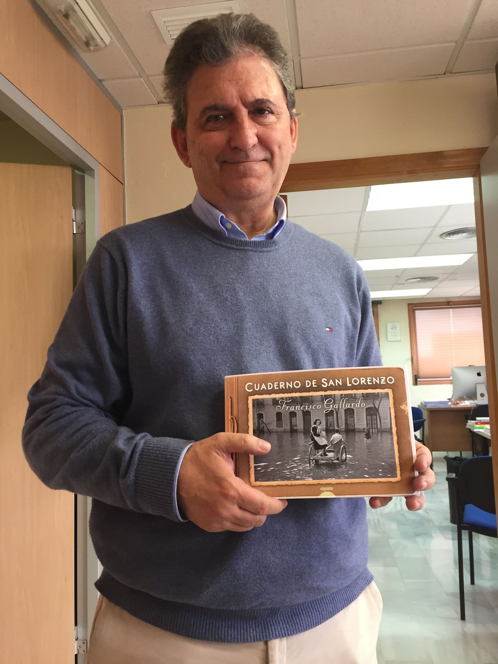 El médico traumatólogo y escritor sevillano Francisco Gallardo con su último libro 'Cuaderno de San Lorenzo'..