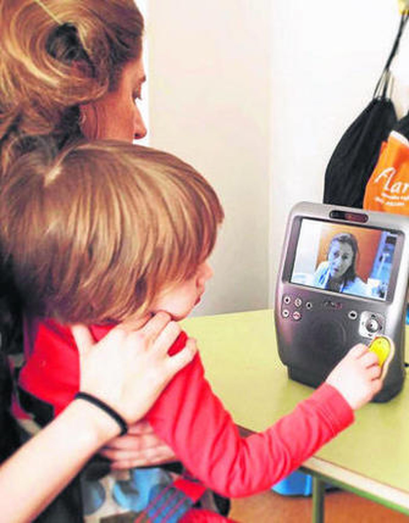 Una consulta de pediatría a través de videoconferencia en una guardería.