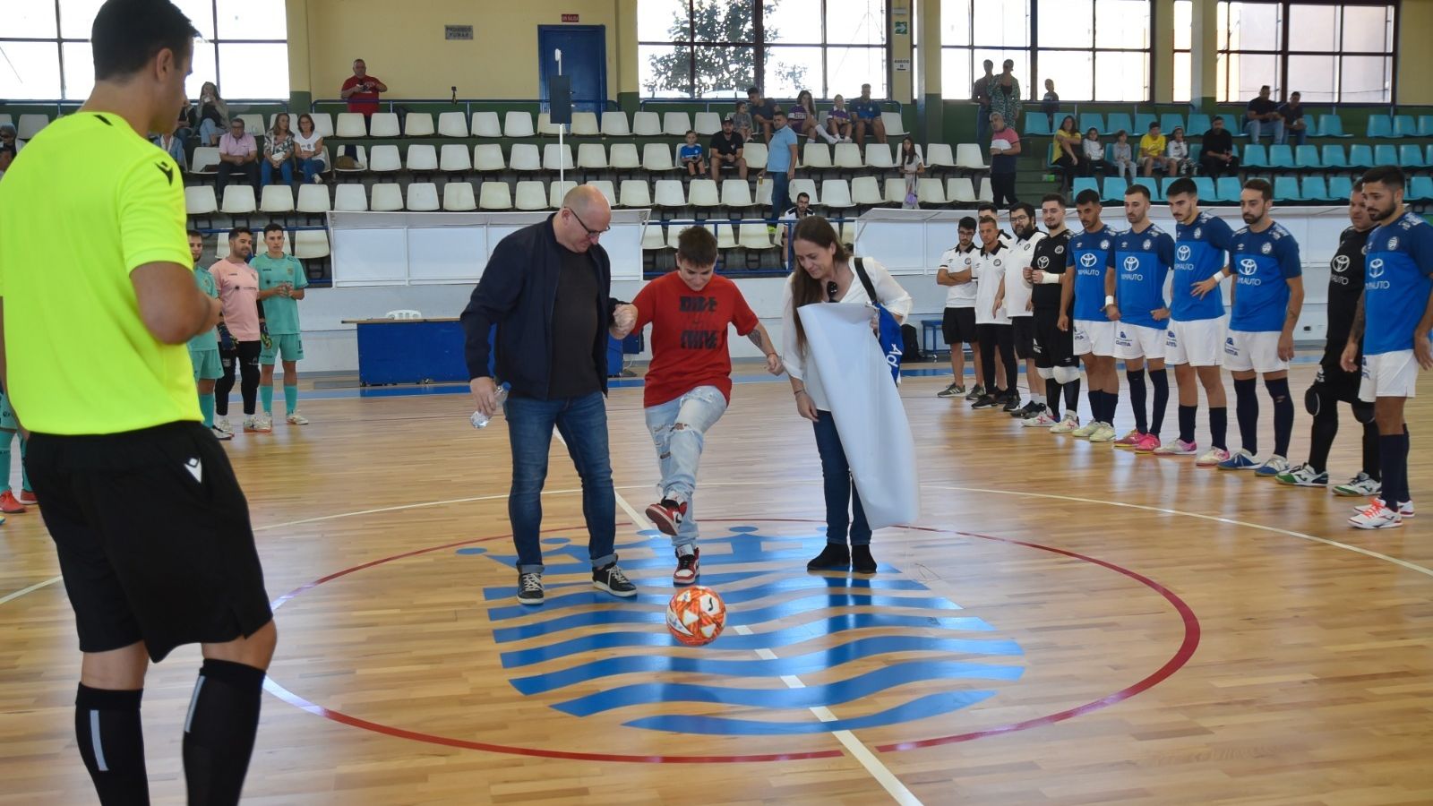 Ainhoa Azurmendi realizó el saque de honor.