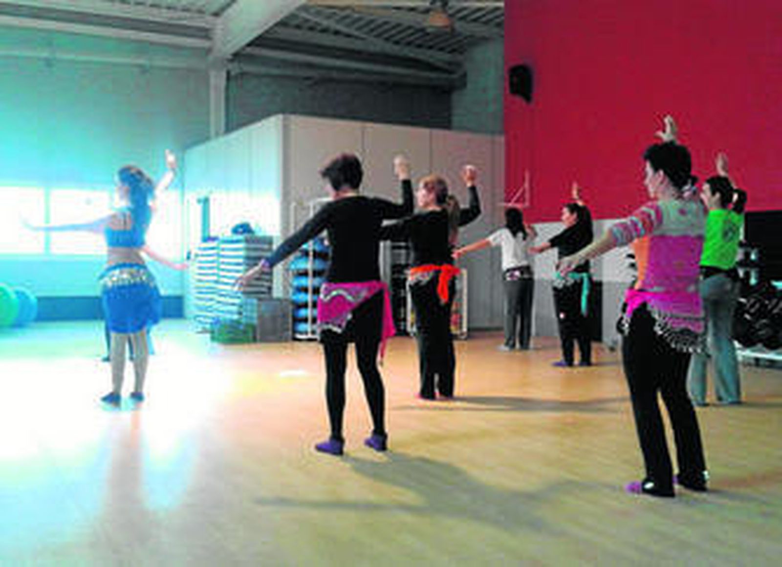 Alumnas en las clases de danza oriental que imparte María Salas en el centro deportivo de la UAL.
