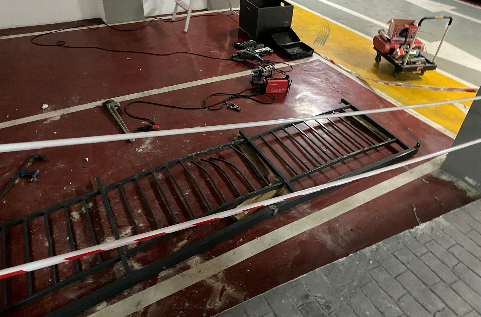 Así quedó la valla contra la que colisionó el vehículo