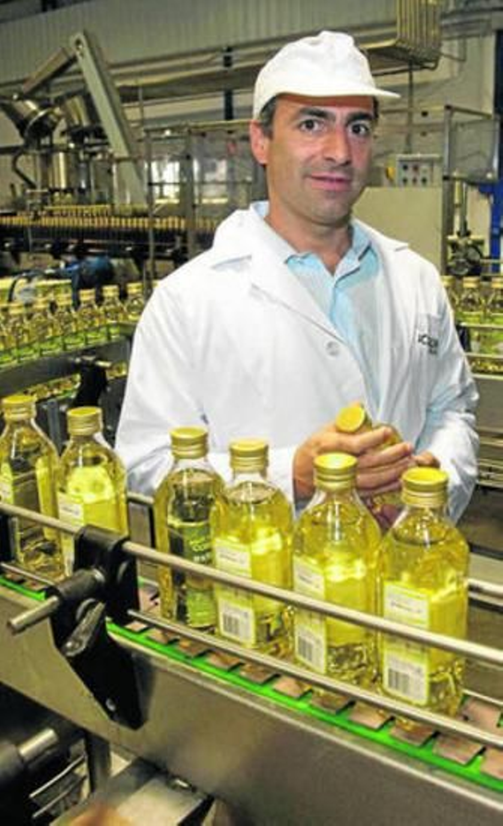 Un trabajador de la cadena de envase de Acesur.