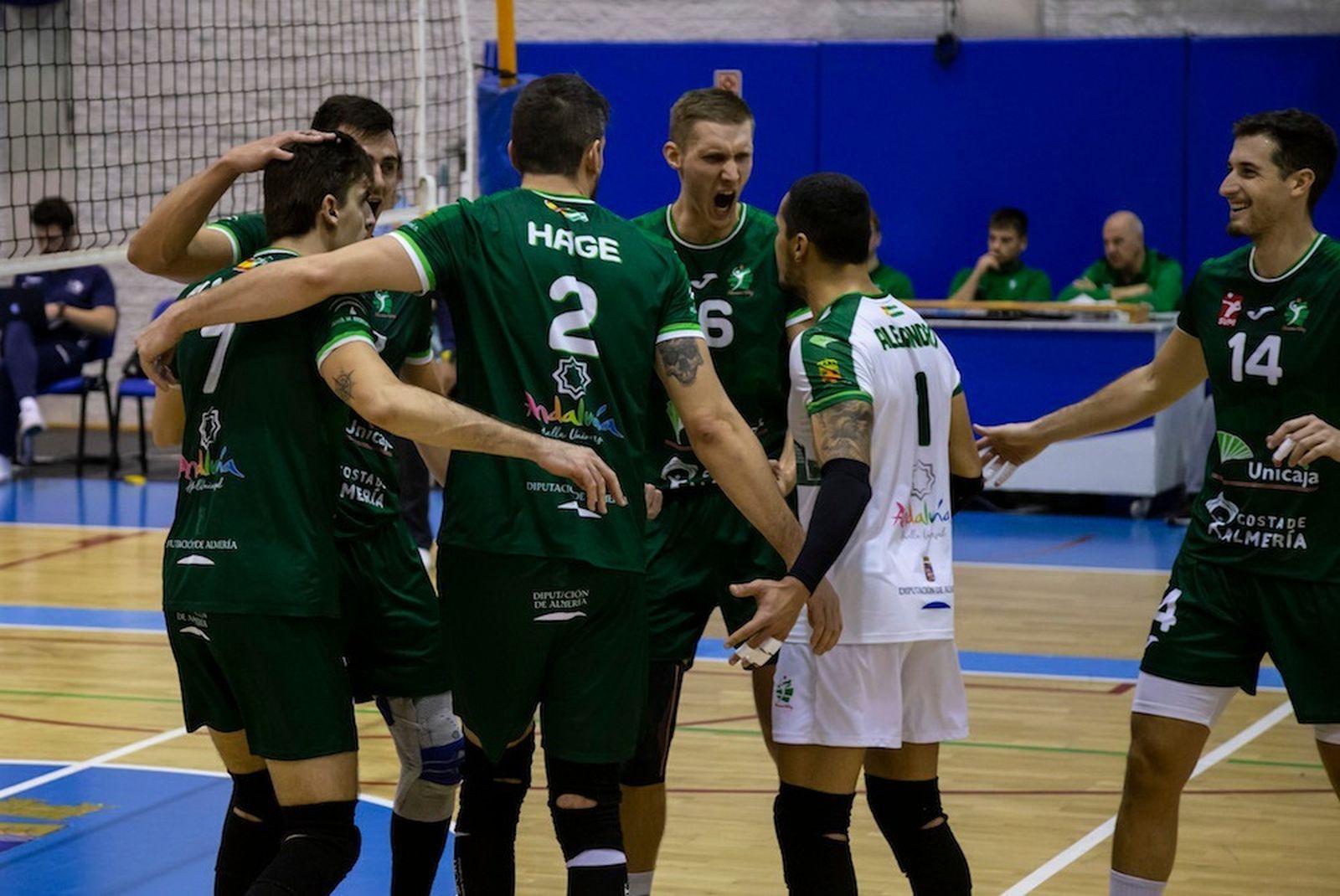 Jugadores ahorradores celebrando con efusividad un punto en el Moisés Ruiz.