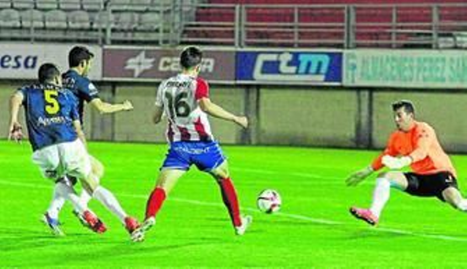 Joselu, en el momento en el que golpea la pelota para batir al meta del UCAM y hacer el 1-0.