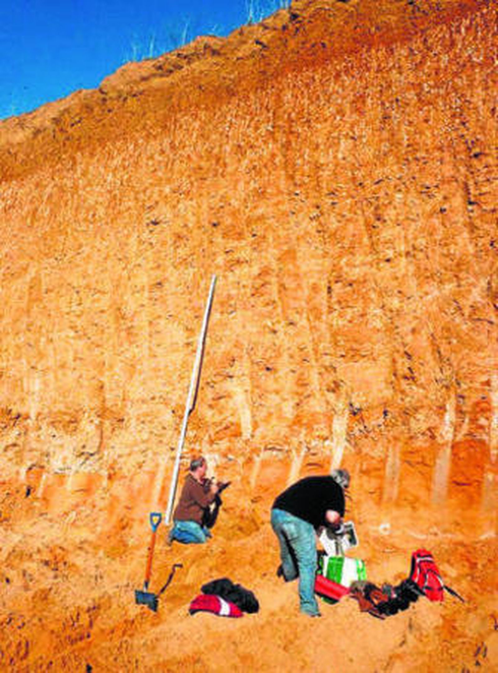 Los geógrafos, trabajando en uno de los cortes estatigráficos.