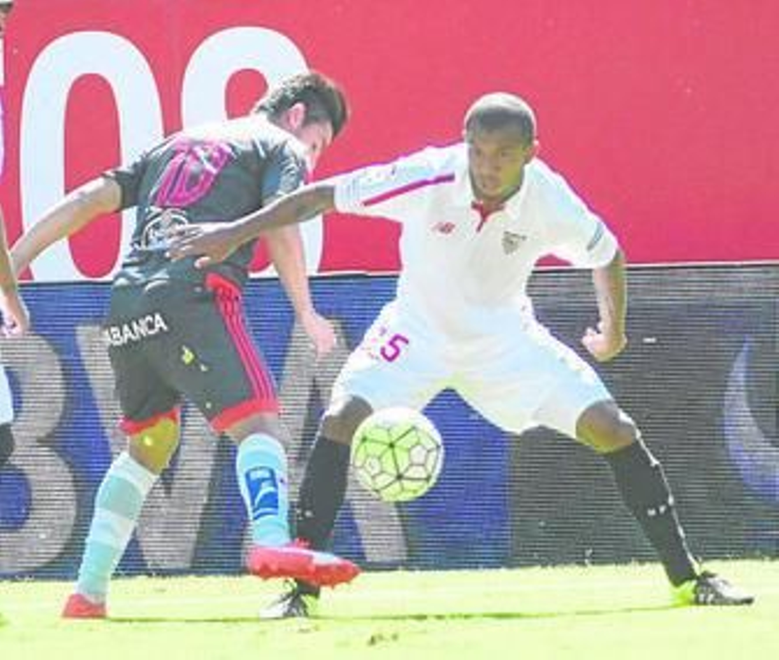 N'Zonzi salta con fuerza en uno de los escasos balones divididos con los que se quedó el francés.