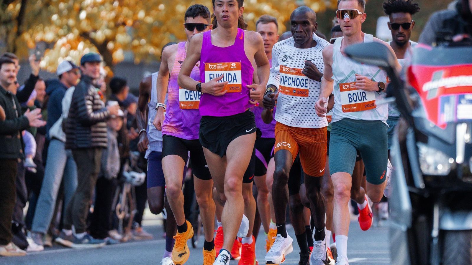 Kipchoge, en un grupo durante el Maratón de Nueva York 2025.
