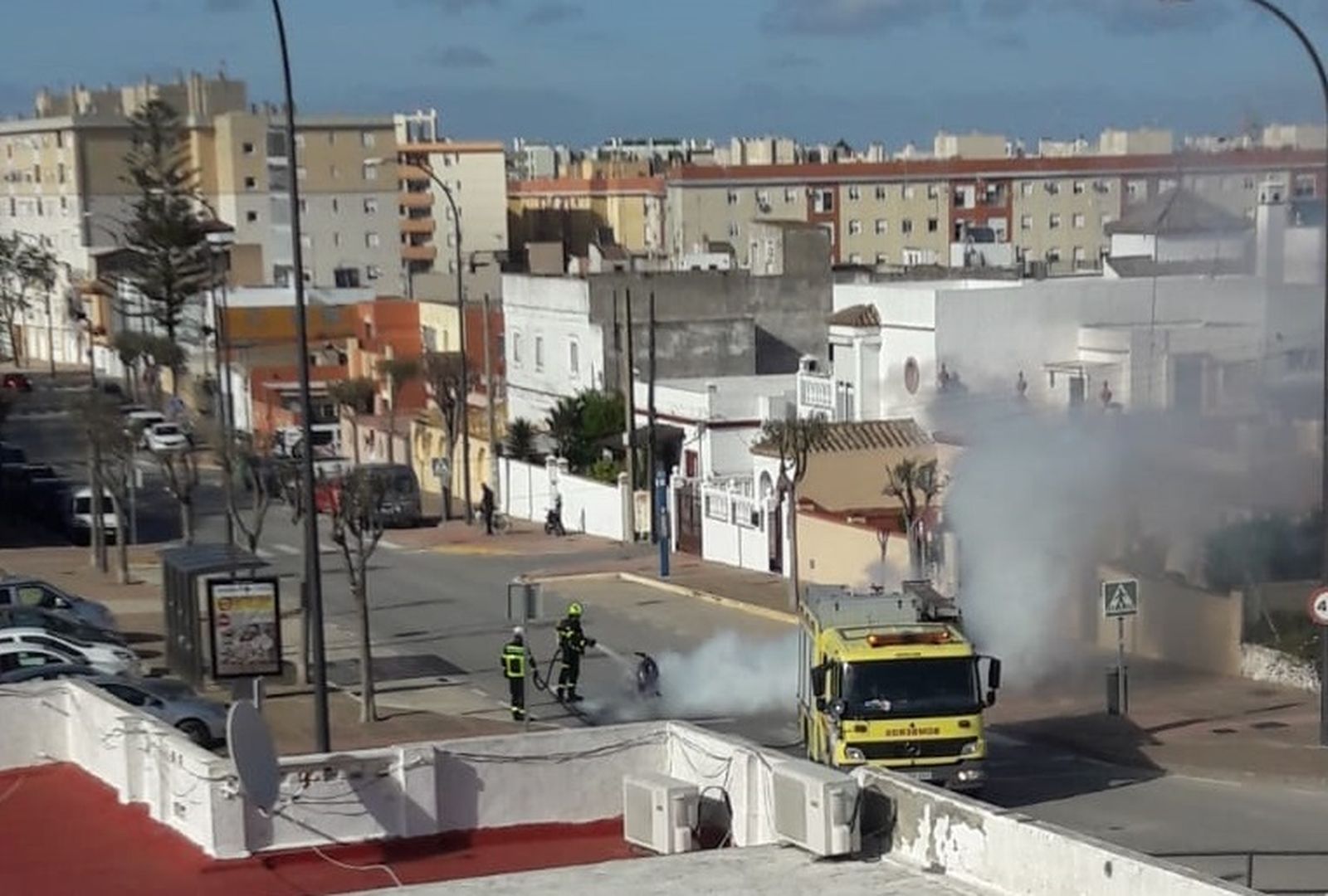 Los bomberos sofocan el incendio de una motocicleta en Camposoto
