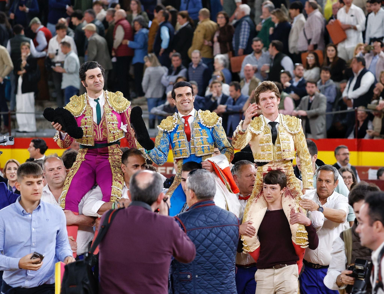 Morante, Emilio de Justo y Borja Jiménez salieron a hombros al término del festejo de Almendralejo.