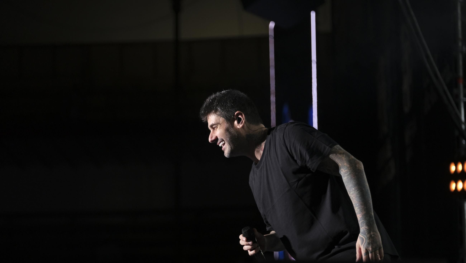 El concierto de Melendi llena de fans la Plaza de Toros de Almería, en imágenes