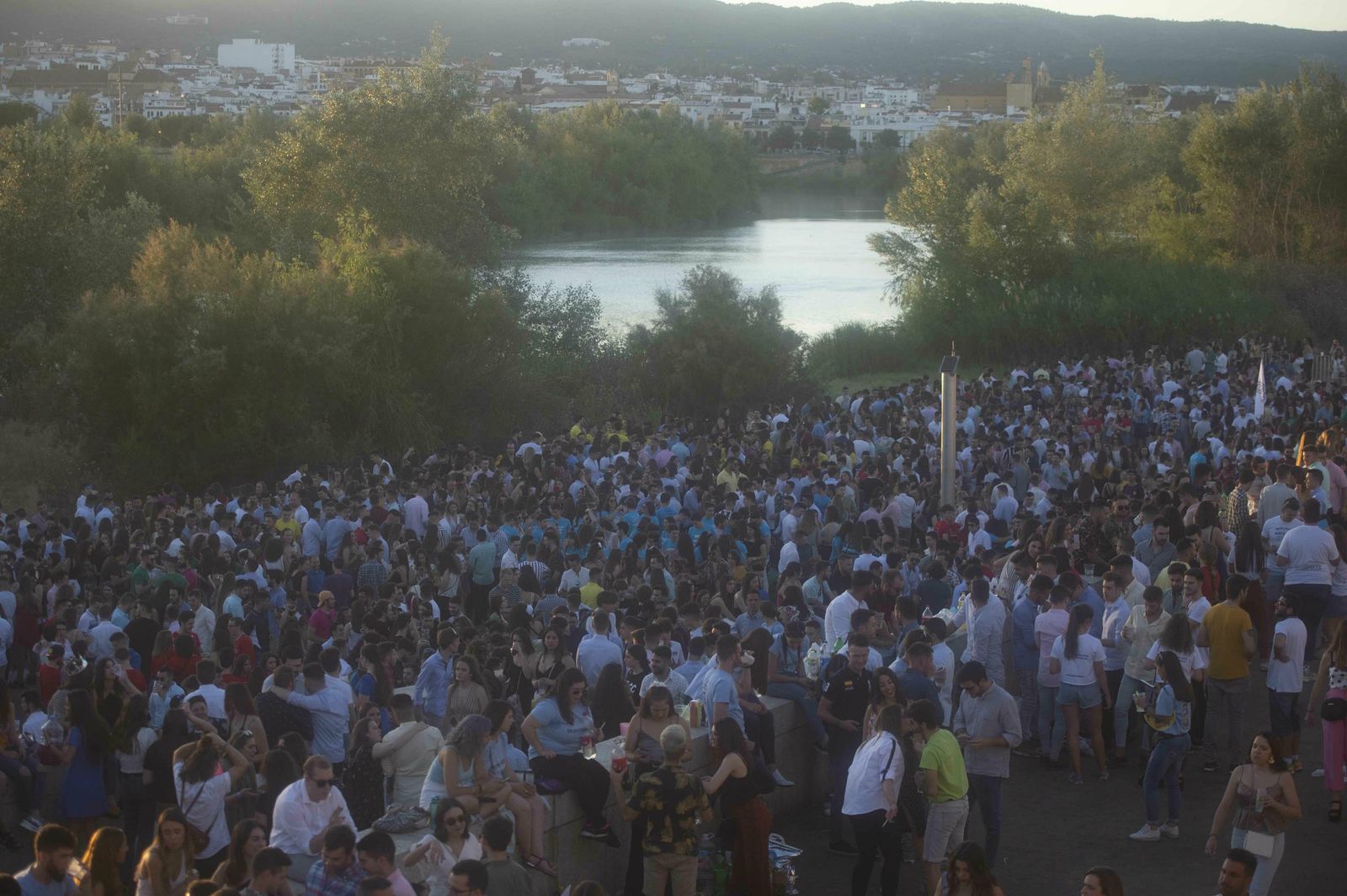 Cientos de jóvenes hacen botellón en el Balcón del Guadalquivir.