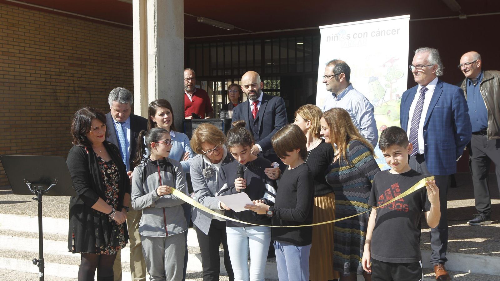 Los niños leyeron el manifiesto y estuvieron acompañados por los políticos.