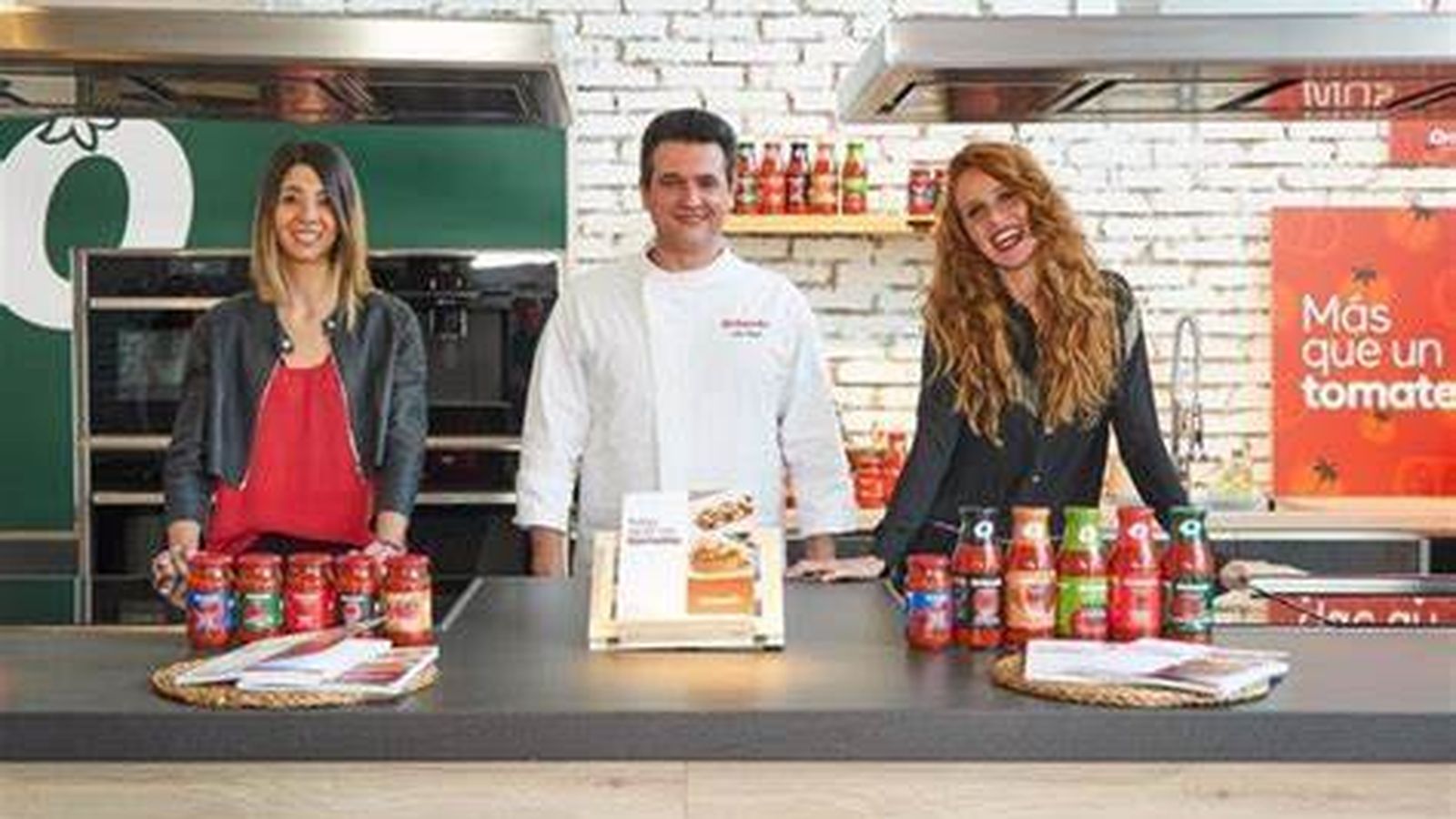 El chef Iván Sáez con María Castro (derecha) y Elisenda Picola -directora de marketing de Orlando.