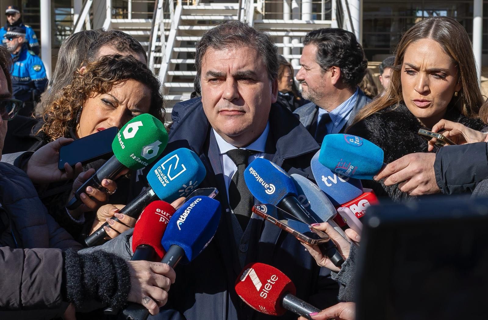 Las imágenes de la concentración silenciosa en Punta Umbría por los cinco fallecidos en el accidente de Adamuz