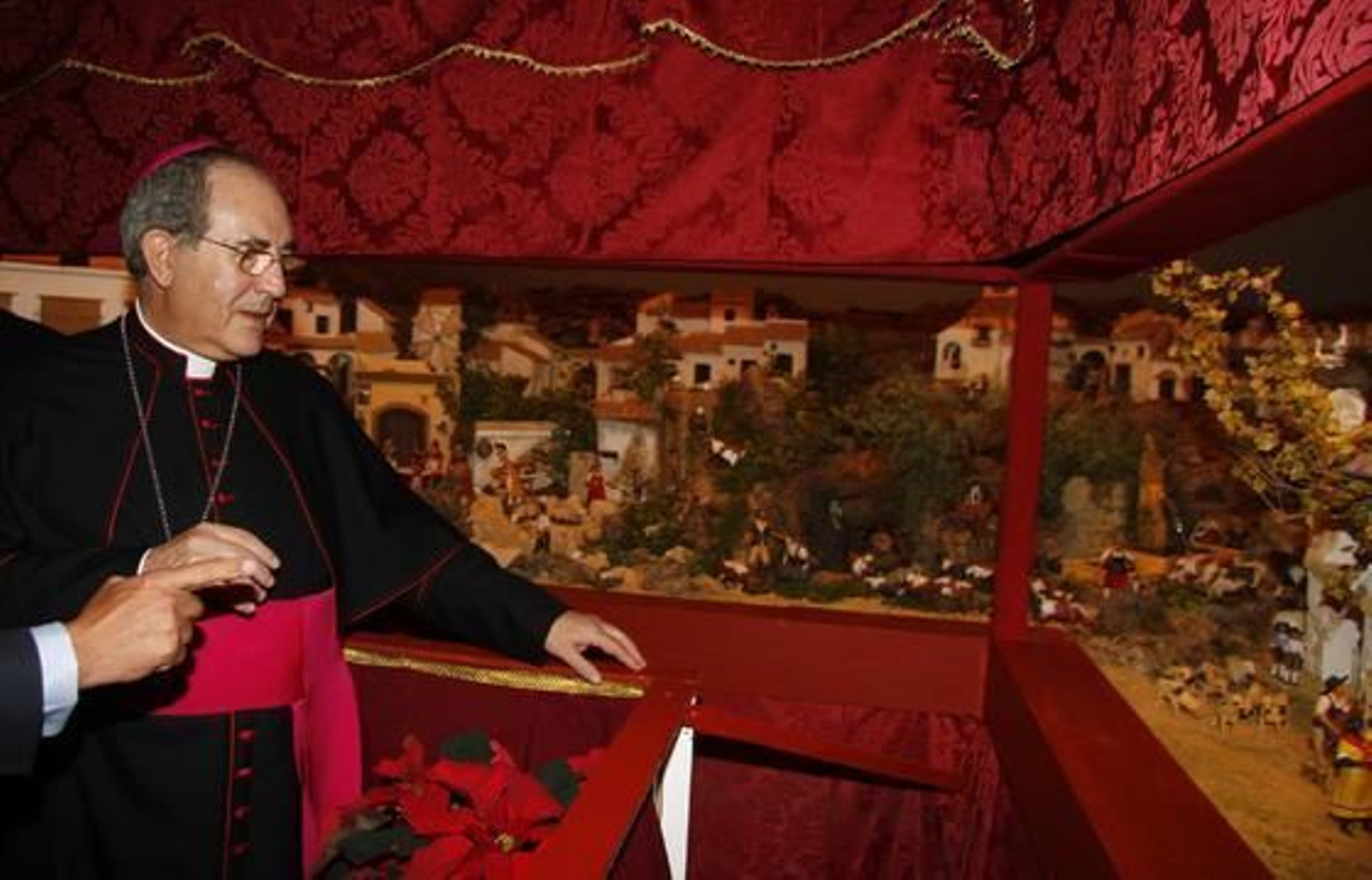 El arzobispo Asenjo contempla escenas del nacimiento.  Foto: J. C. Vázquez y Victoria Hidalgo