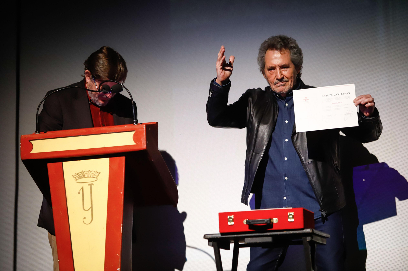 Miguel Ríos entrega un legado al Instituto Cervantes y ofrece un concierto en el Teatro Isabel la Católica